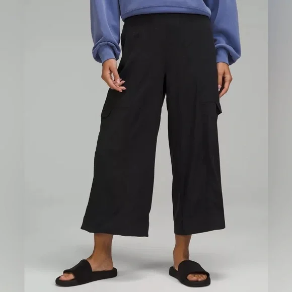 Lululemon Metropolis Maven High Rise Crop Size 4 Black Cargo Pant - Picture 3 of 12